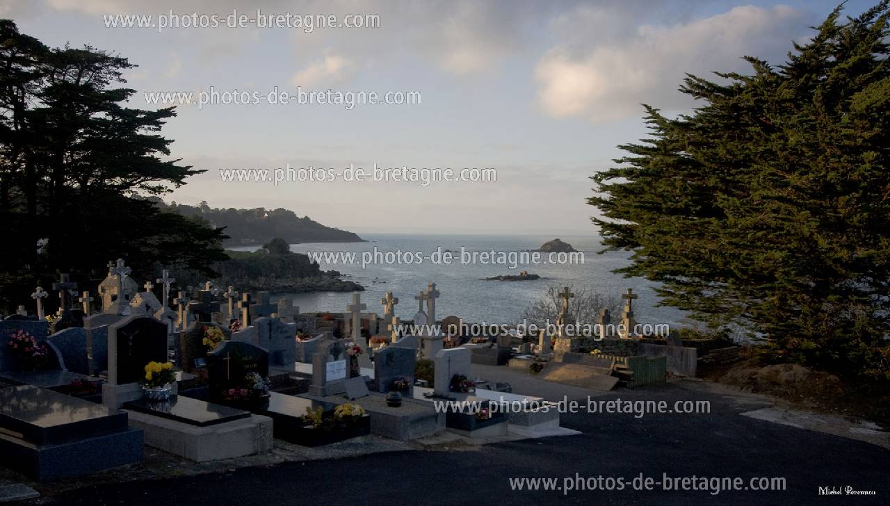 Le cimetière de Tréboul s'ouvre sur la baie de Douarnenez