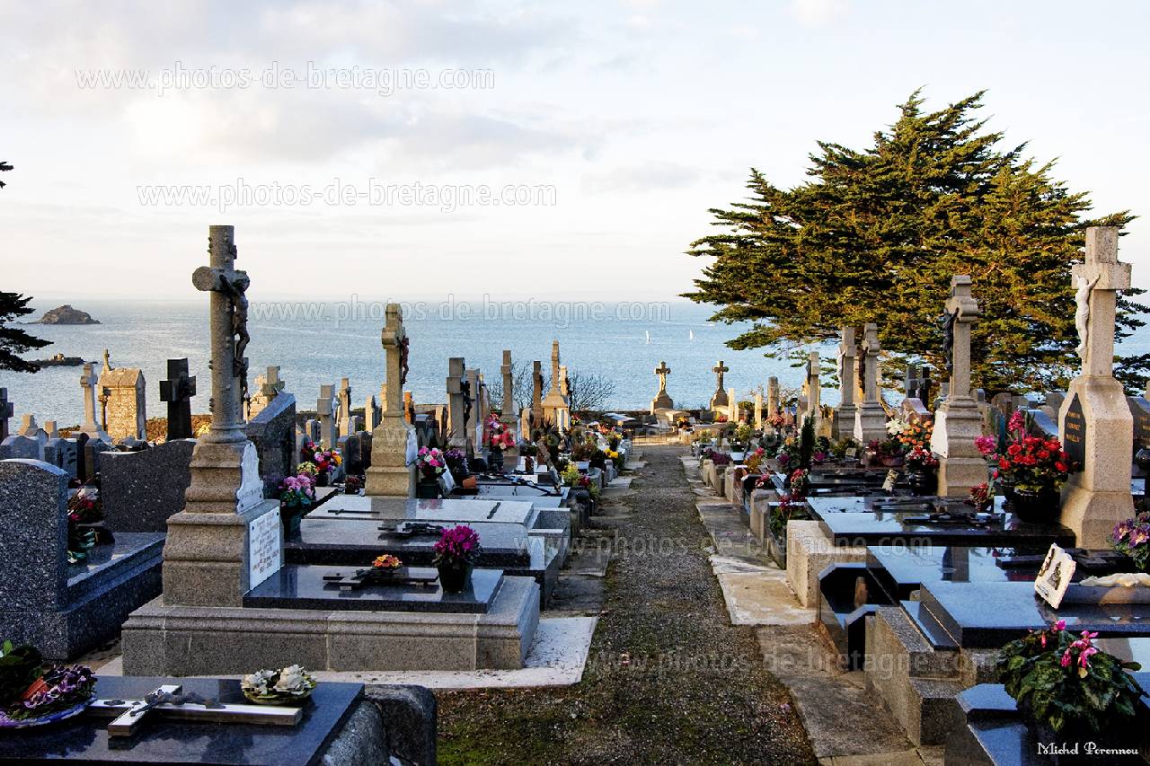 Le cimetière de Tréboul, qui donne sur la baie de Douarnenez