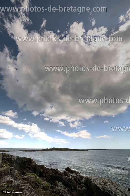 Nuage dense sur l'île de Raguenés (Nevez)