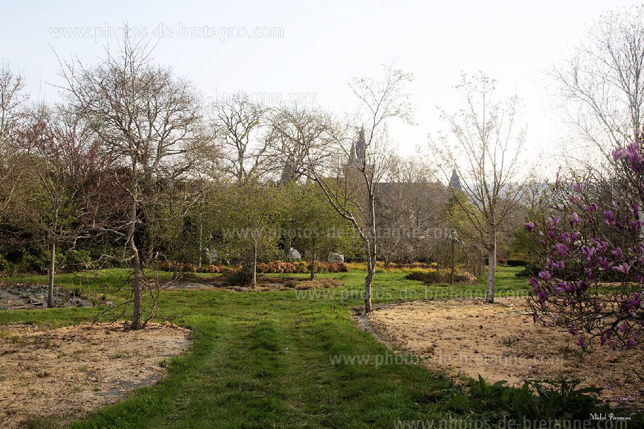 ../pages/aux-jardins-du-cha-teau-du-henan-nevez.html